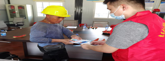 惠东县人社局开展“关爱农民工酷暑送清凉”慰问活动