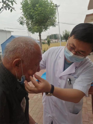 健康伴你行,区慢病站皮肤科进社区公益义诊活动火热开展