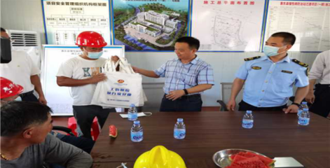 惠东县人社局开展“关爱农民工酷暑送清凉”慰问活动